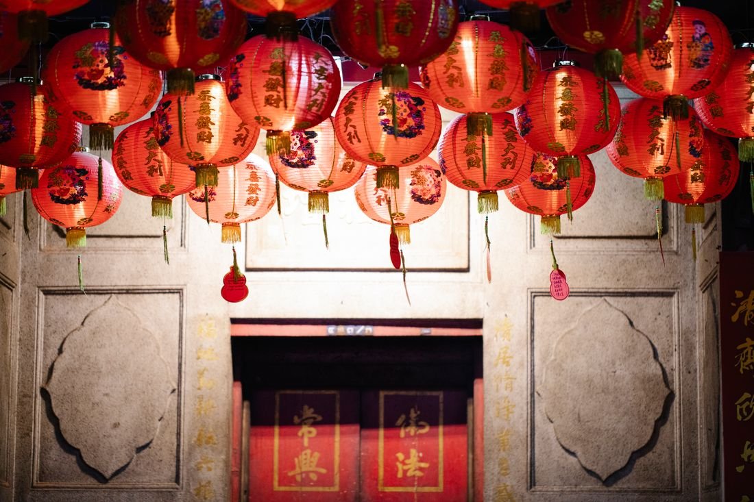 Temple lanterns for auspicious date selection